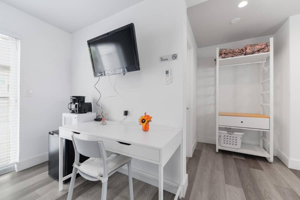 Cozy 1 Bedroom With Pool Steps From The Beach #47 Hollywood Exterior foto